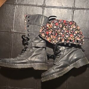 🌷Dr. Martens TRIUMPH Black Floral Lined Combat Boots